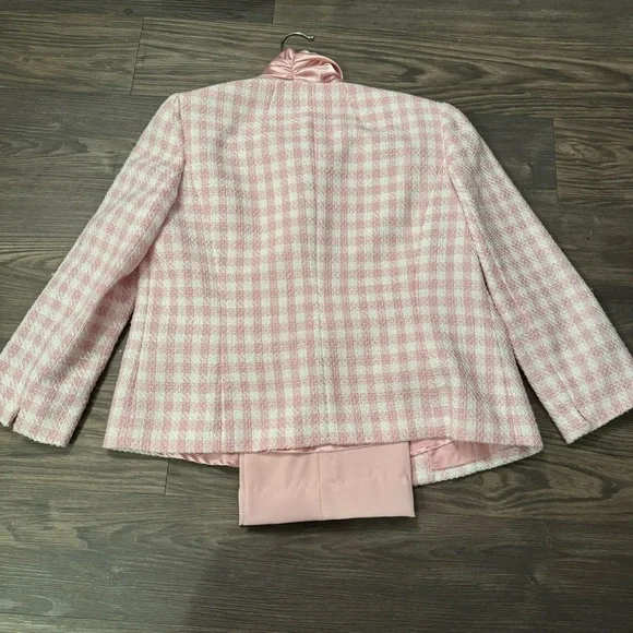 Kasper Pink Tweed Women's Suit Jacket And Pants with Satin Scarf - Picture 6 of 8